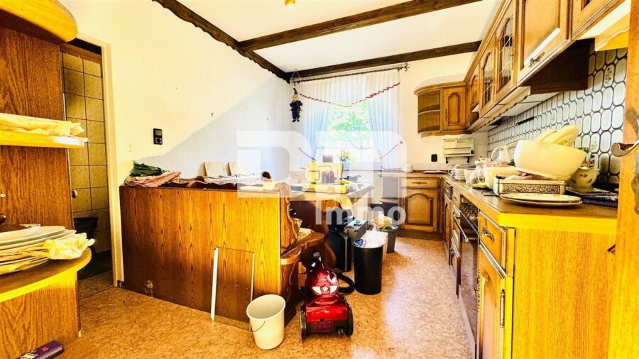 1- 2 Familienhaus mit umfangreichen Nutzflächen und großem Grundstück in idyllischer Ortsrandlage - EG Küche / mit EBK und Vorratsraum